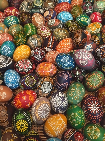 Senoviškai: kiaušinių marginimas vašku – viena seniausių technikų. Ant margučių tradiciškai piešiami kryžiukai, saulutės, spiralės, žalčiukai, paukščio pėdelės, rūtelės ir kt. motyvai.