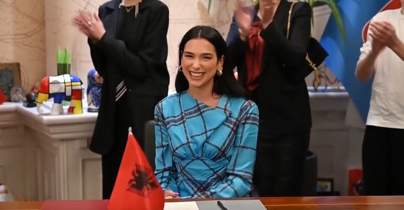Dua Lipa: dabar esu albanė su dokumentais