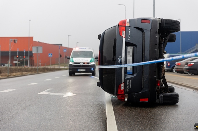 Eismo nelaimė sostinėje: automobilis kliudė stulpą ir apvirto