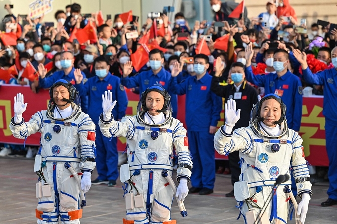 Kinijos kosmoso misija su pirmuoju civiliu astronautu pasiekė kosminę stotį 