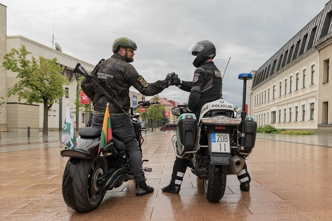 Su uniforma, ginklu ir ant motociklo: motošaulių žygis per Lietuvą