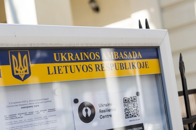 Prokuratūra nutraukė tyrimą dėl per karo Ukrainoje metines išpaišytos Rusijos ambasados