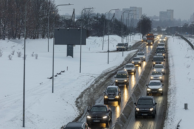 Eismo sąlygas šalies keliuose sunkina plikledis