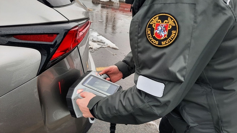 Muitininkai nešiojamais rentgenais tikrins lengvuosius automobilius