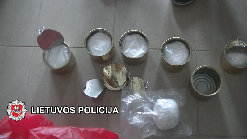 Įkalčiai: įtariamojo sodyboje policininkai rado į konservų dėžutes sudėtą kokainą.