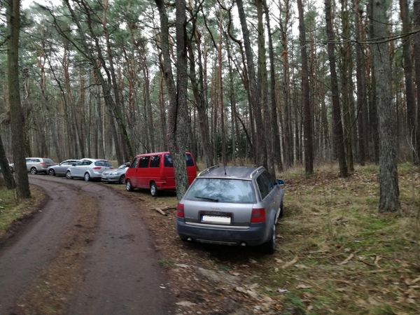 Mašinos: žvejai automobilius įsigudrina statyti visur, kur tik aptinka laisvesnį plotelį.