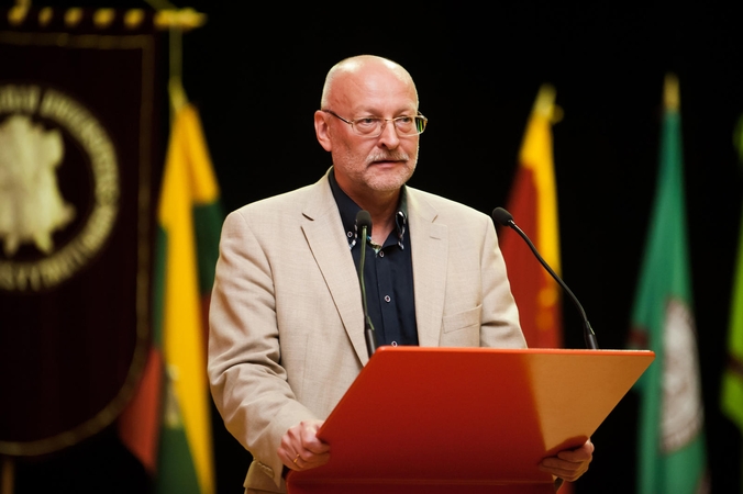 R. Valatka: kariuomene susirūpino ir močiutės kaime, o kas susirūpins švietimu?
