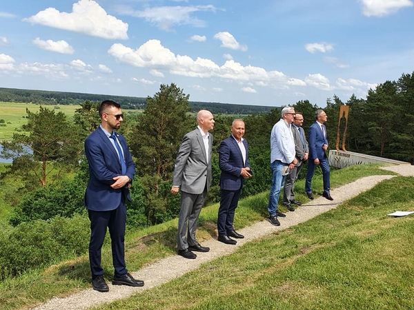 Šakių rajone atidengta skulptūra rašytojui J. Salingeriui