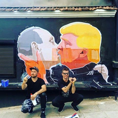 Karštas V. Putino ir D. Trumpo bučinys – sostinės užkandinės pokštas
