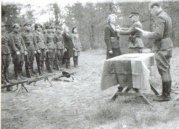 Kazimieraičio rinktinės apdovanojimai. Lionginas Baliukevičius-Dzūkas skaito įsakymą, 1948 m.