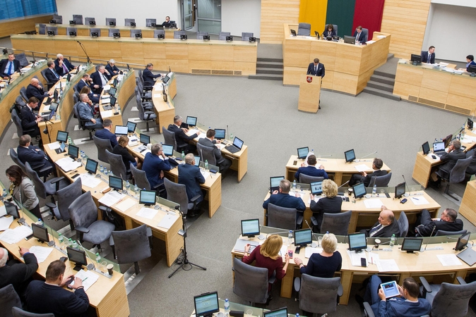 Seimas mokytojams atlyginimų nepakėlė, bet savo padėjėjams atseikėjo