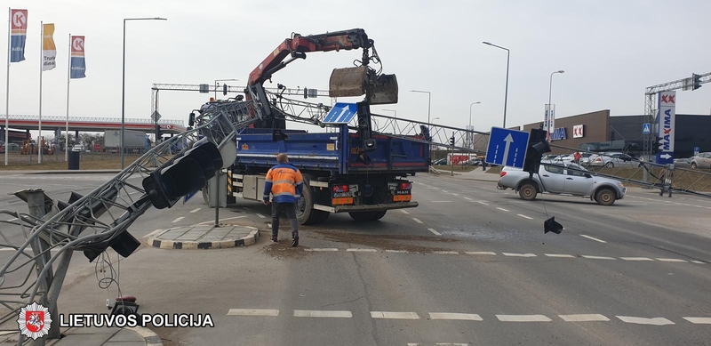 Autokrano vairuotojas Trakų Vokėje nuskynė šviesoforą