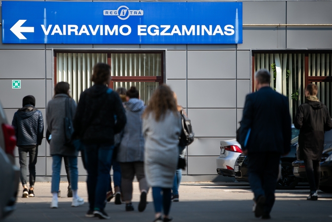 Ministerija: ukrainiečiams keičiant vairuotojo pažymėjimą nebereikės laikyti egzaminų
