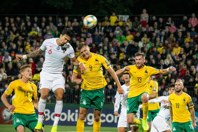 Už parduotus futbolininkų marškinėlius – futbolo treniruotės vaikams
