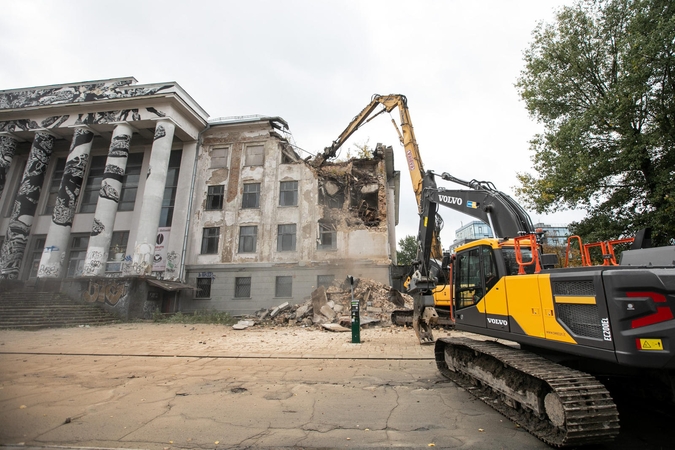 Komiška situacija dėl Profsąjungų rūmų: kviečia į renginį, o pastatą jau griauna