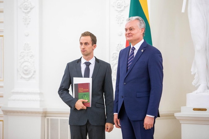 Prezidentas apdovanojo Konstitucijos egzamino nugalėtojus