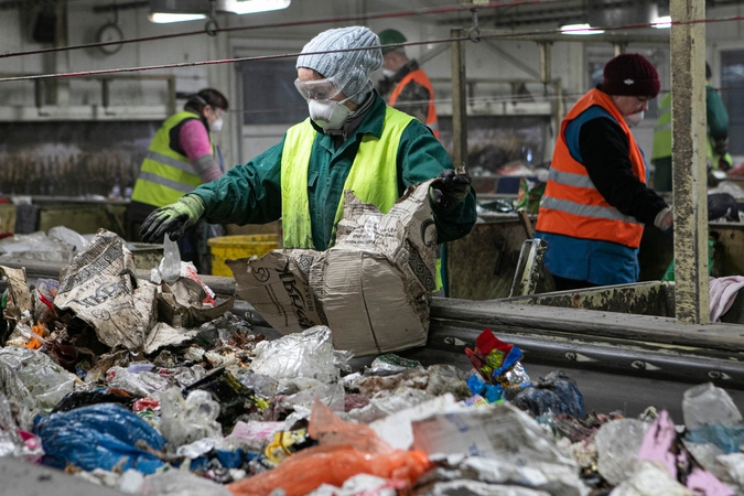 Daliai tvarkytojų raginant plastiką keisti popieriumi, kiti sako, jog tai taršesnis būdas