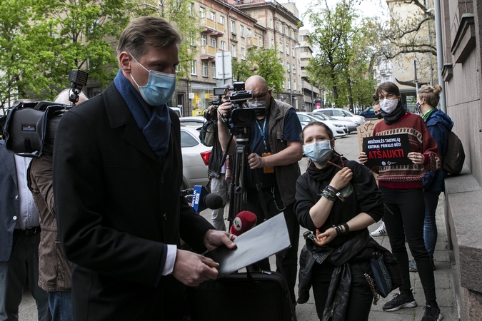 Medžioklę lankais įteisinusiam ministrui aktyvistai įteikė J. Biliūno „Kliudžiau“