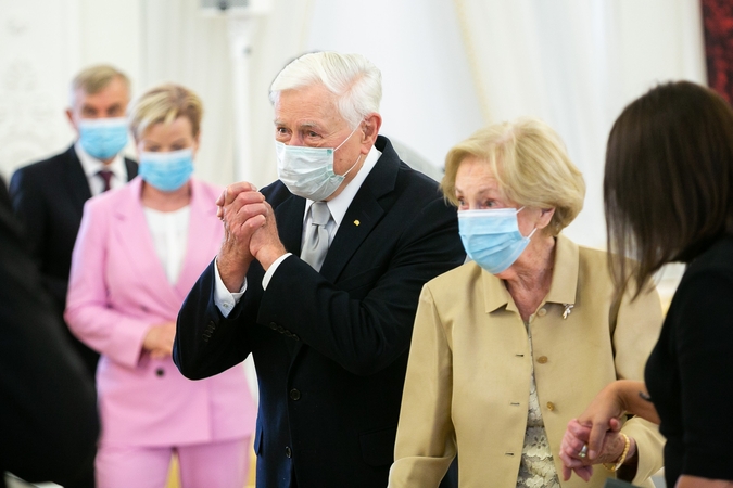 Santaros klinikos: A. Adamkienės būklė gerėja, V. Adamkus dar bus gydomas ligoninėje