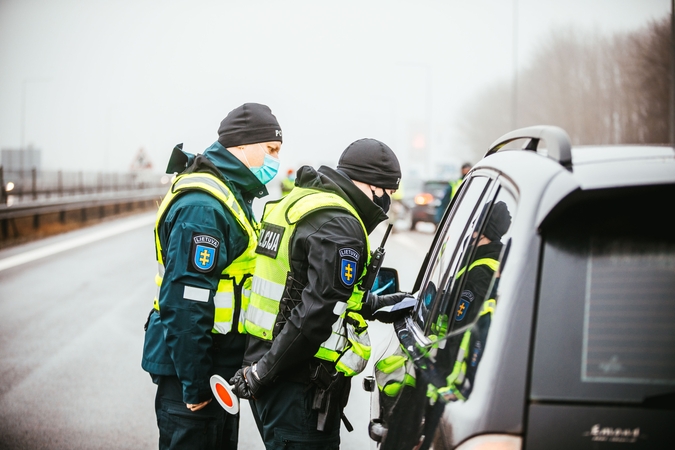 Sustabdę automobilį pareigūnai aptiko ginklų: įtariama nelegali medžioklė