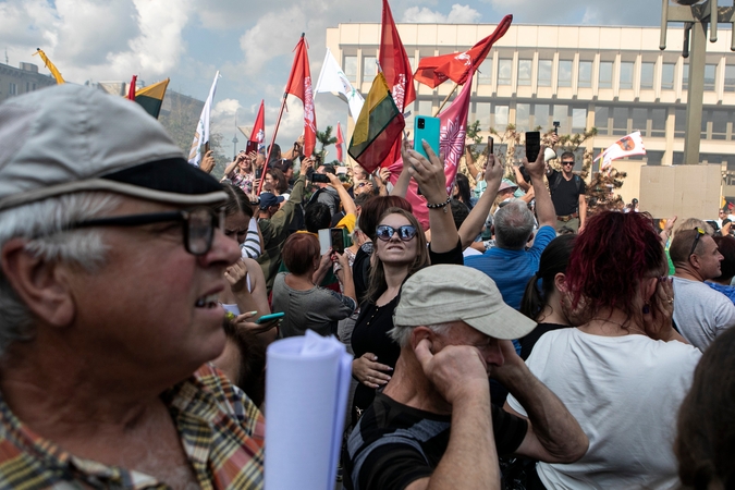 Po riaušių policija saugo Seimo prieigas, Vyriausybė aptverta metaline tvorele
