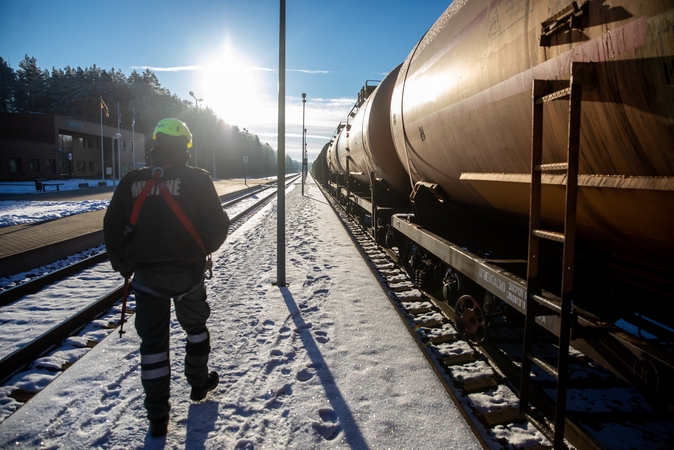 Įsigalioja draudimas per Lietuvą į Kaliningradą gabenti naftą