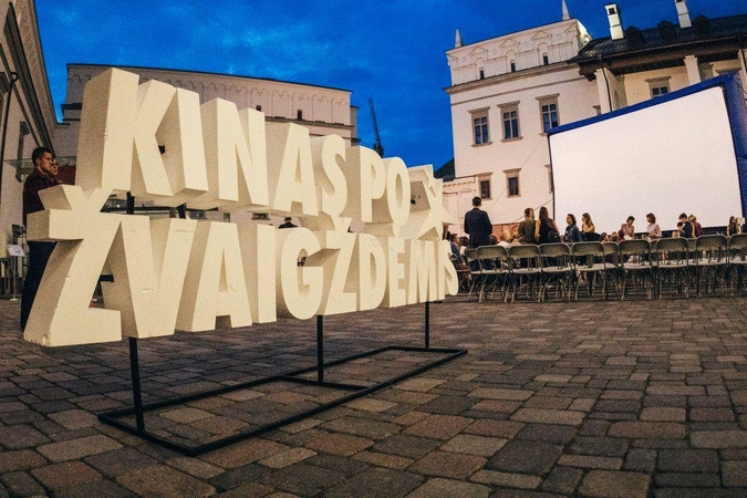 Katedros aikštė vienam vakarui virs kino sale po atviru dangumi