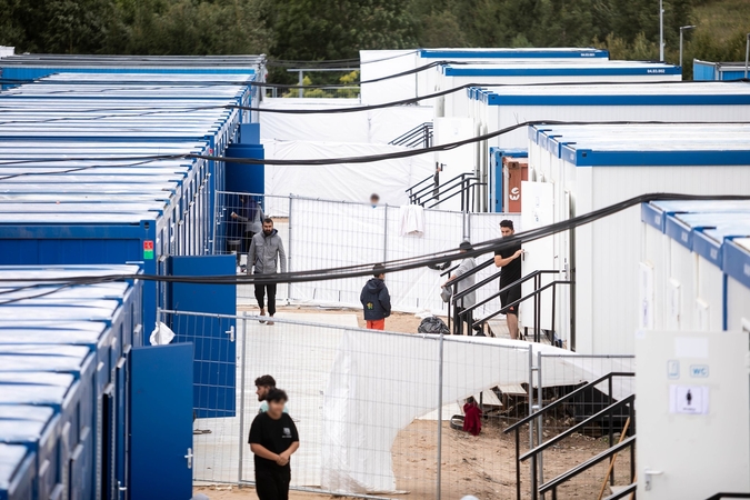 Iš kariuomenės įrengto angaro Druskininkuose iškelti paskutiniai migrantai