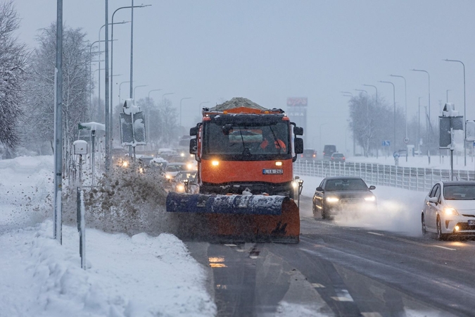 Piktiems vairuotojams – kelininkų atsakas: paaiškino, kur ir kada visai neprivalo berti druskos