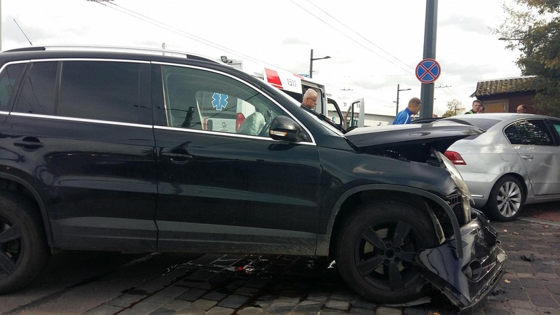 Žemuosiuose Šančiuose skaudžiai „pasibučiavo“ du „volkswagenai“