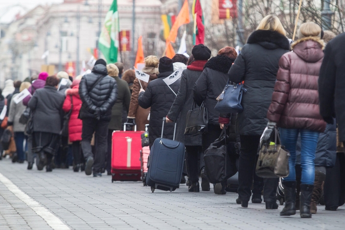 Valdžios planas sugrąžinti emigrantus ir didinti gimstamumą stringa