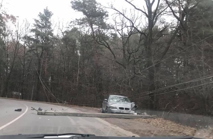 Ant Romainių kalno BMW nuskynė stulpą, vairuotojas paspruko