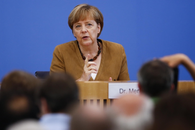 A. Merkel:  Ukrainoje būtinos paliaubos, Rusija turi prisidėti prie sprendimo paieškų
