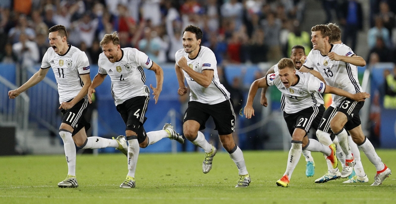 Po įtemptos baudinių serijos į „Euro 2016“ pusfinalį žengė vokiečiai