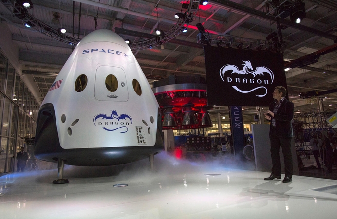 „SpaceX“ 2018-aisiais išsiųs į Mėnulį du turistus