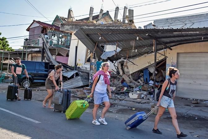 Indonezijoje smarkaus žemės drebėjimo aukų padaugėjo iki 91