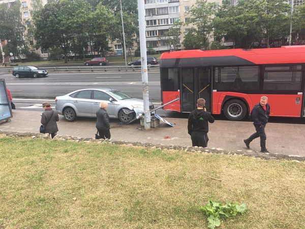 Ieško liudininkų: atsiliepkite, jei matėte, kaip fordas stotelėje partrenkė moterį
