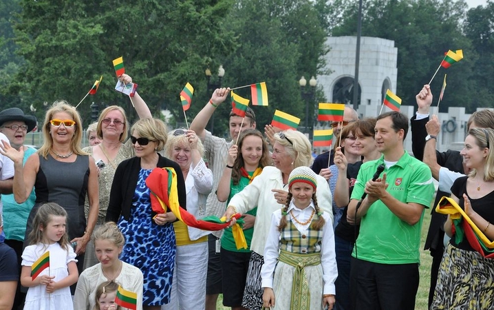 Organizatoriai rado sprendimą: himną kviečia giedoti saugiu vėliavos atstumu