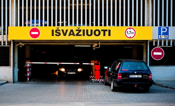Vilniuje vairuotojas jėga pakėlė stovėjimo aikštelės užkardą ir išvažiavo