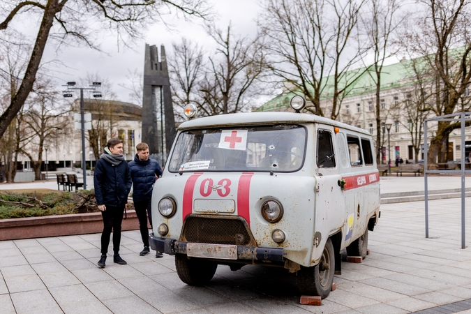 Vilniuje galima pamatyti kulkų suvarpytą greitosios automobilį iš Ukrainos