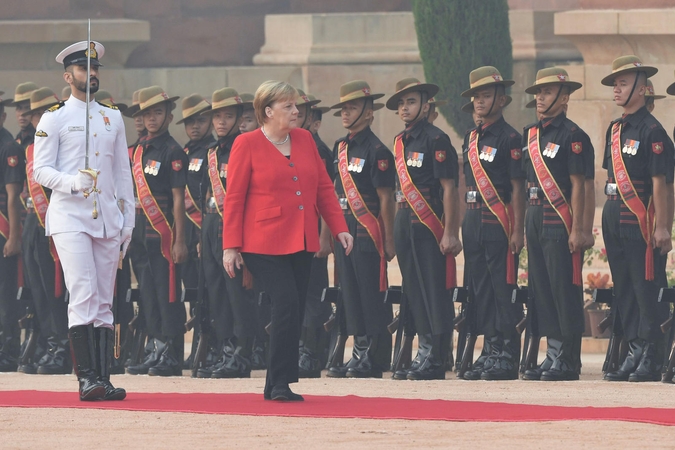 Smogo gaubiamame Delyje viešinti A. Merkel kaukės neužsidėjo