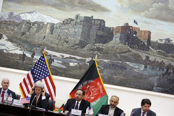 J. Kerry netikėtai atvyko į Kabulą pademonstruoti palaikymo vyriausybei