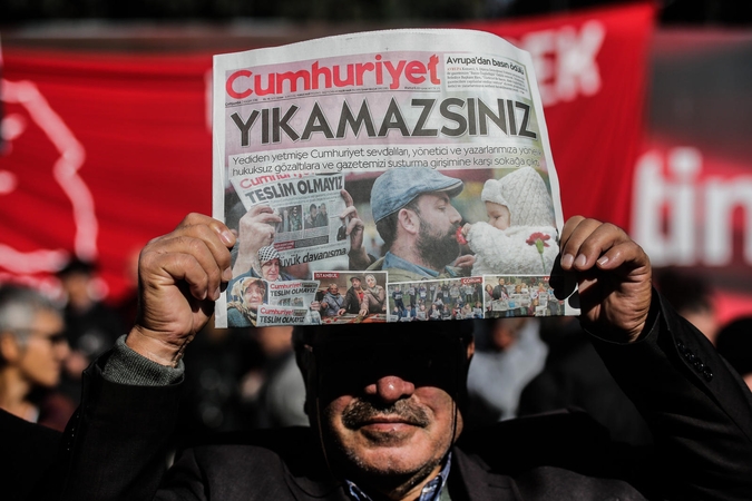 Turkijos teismas skyrė areštą opozicijos dienraščio darbuotojams