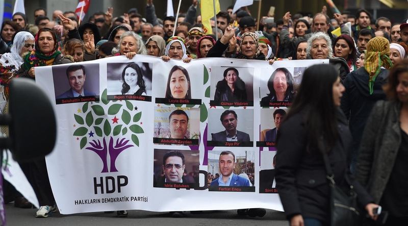 Turkijos prokurdiška partija po parlamentarų arešto boikotuos parlamentą