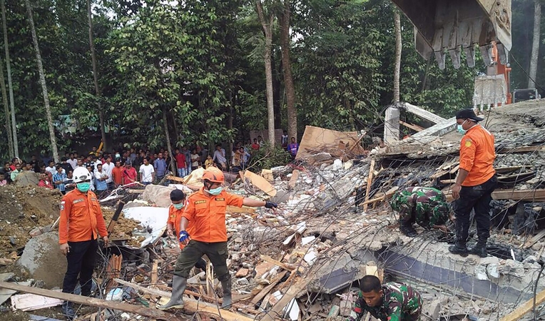 Indonezijoje drebėjo žemė: mažiausiai 97 žmonės žuvo