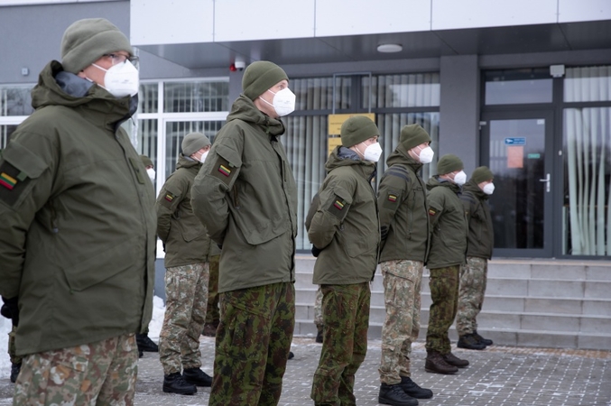 Kariai padeda NVSC specialistams oro ir jūrų uostuose tikrinti keleivius