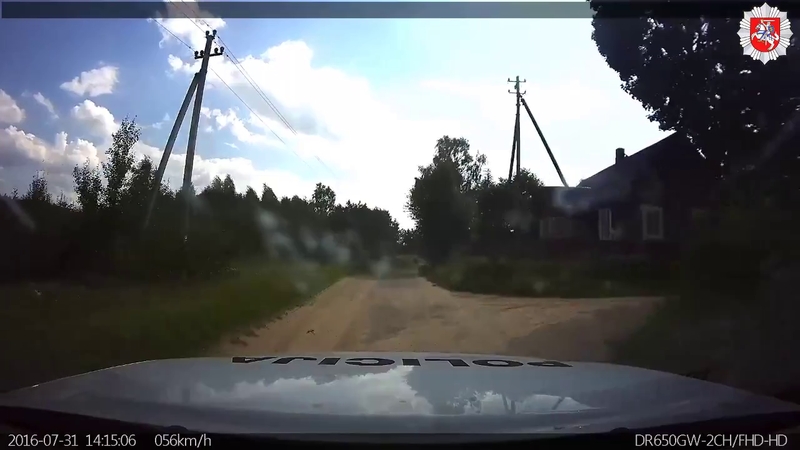 Nepaklusnų BMW vairuotoją policijai teko vaikytis ir miškuose