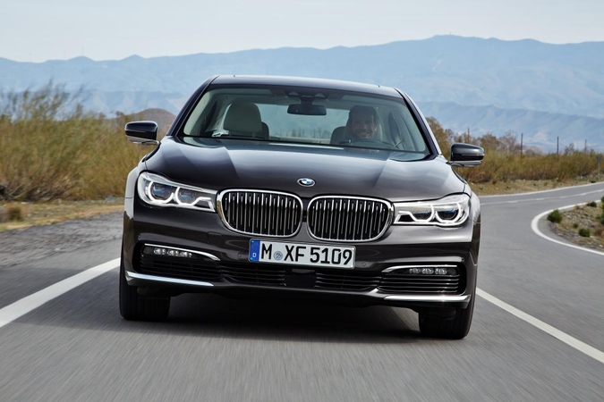 Sedanui „BMW 7“ – pagyros dėl technologijų ir malonumo vairuoti