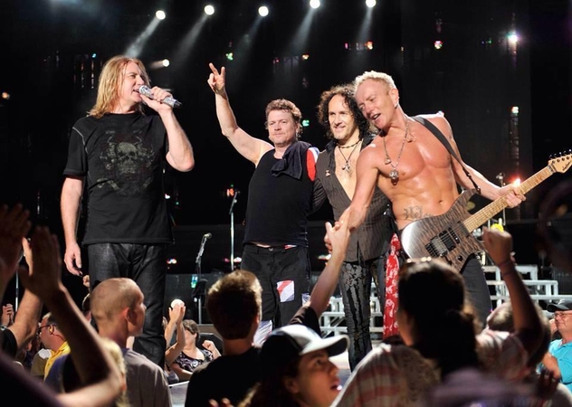 „Def Leppard“ koncerte – cukraus lietus