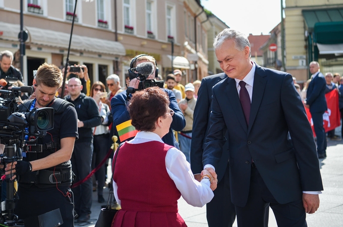 Žmonės renkasi pasveikinti G. Nausėdą: tikisi, kad naujas prezidentas nenuvils